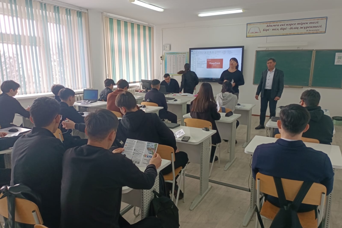 Бүгін, Ақмола облысы, Зеренді ауданы, Шағалалы ауылында орналасқан "Жоғары агротехникалық колледжі қызметкерлері келіп, биылғы мектеп түлектері, 9-11 сынып оқушыларымен кездесу өткізді