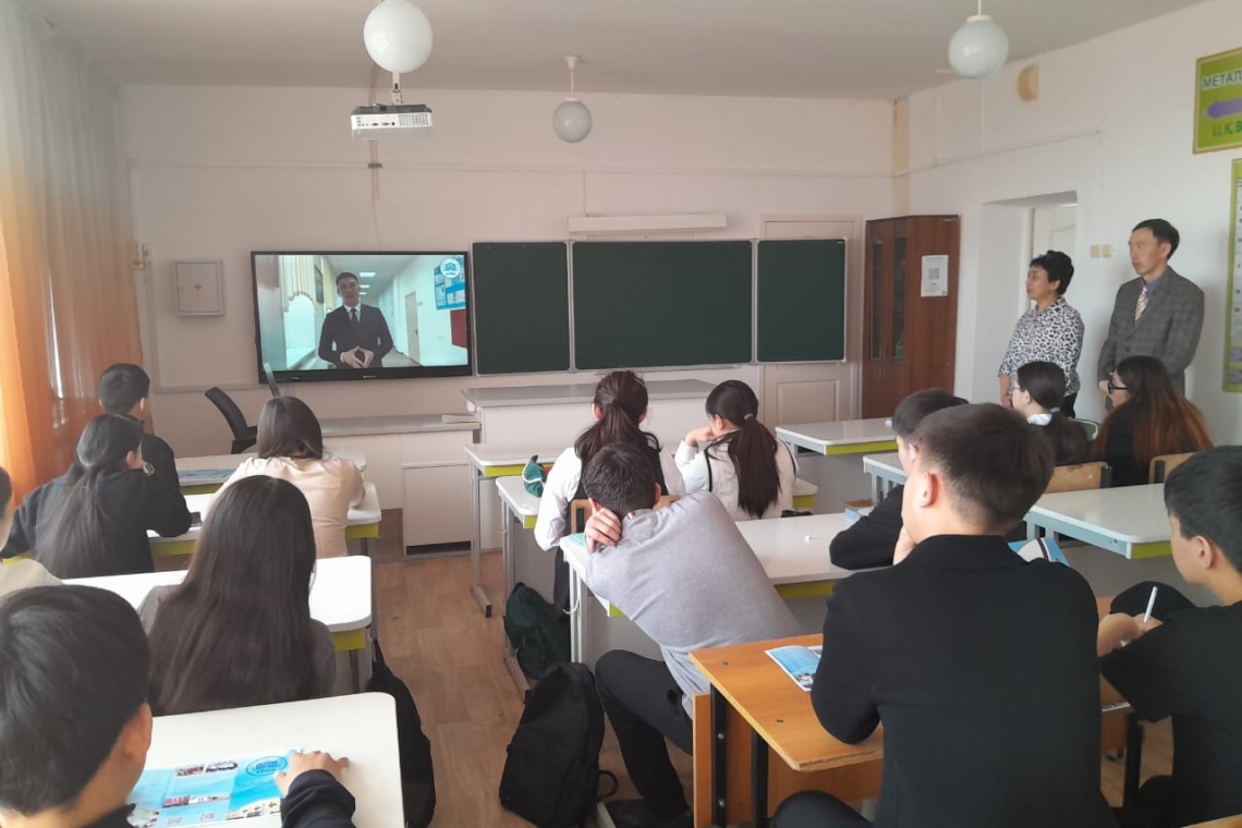 Көкшетау қаласында орналасқан "Арна"көпсалалы колледжі мұғалімдері мен мектебіміздің кәсіптік бағдар беруші мұғалімдері Е. Алгожин мен А. Абирова 9-сынып оқушыларына арналған мамандық таңдау сағатын өткізді.