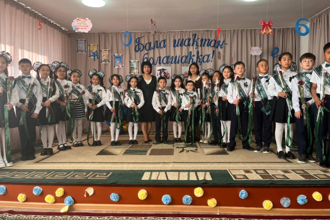 Мамырдың 21 күні Саумалкөл қазақ орта мектебінде 4 «А» сынып оқушылары бастауыш буынның және оқу жылының аяқталуына орай «Бала шақтан - болашаққа» тақырыбында тәрбие сағатын өткізді.