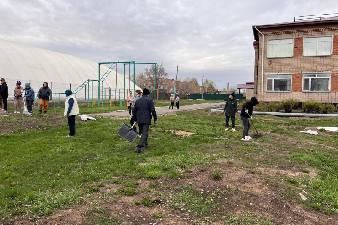 «Таза Қазақстан» - таза болашақ! Саумалкөл қазақ орта мектебінде «Қамқор» жобасы «Таза Қазақстан» акциясы аясында мектеп ұжымы сенбілік жасады.