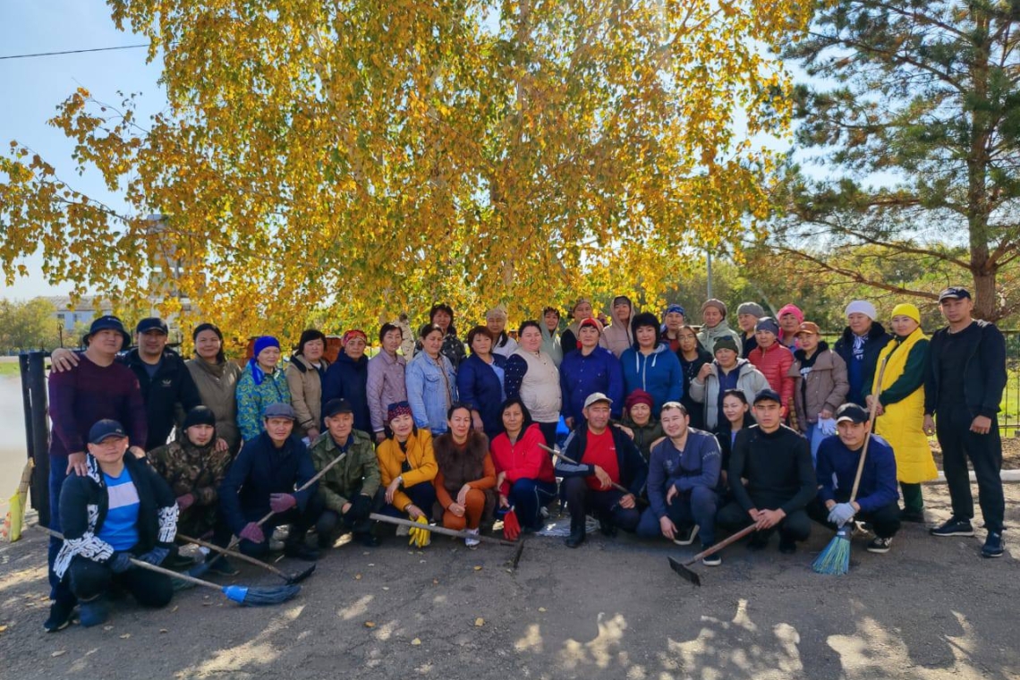 Халықаралық қарттар күніне орай мектебіміздің ұжымы аула тазалап, сенбілік жұмыстарын жүргізді.