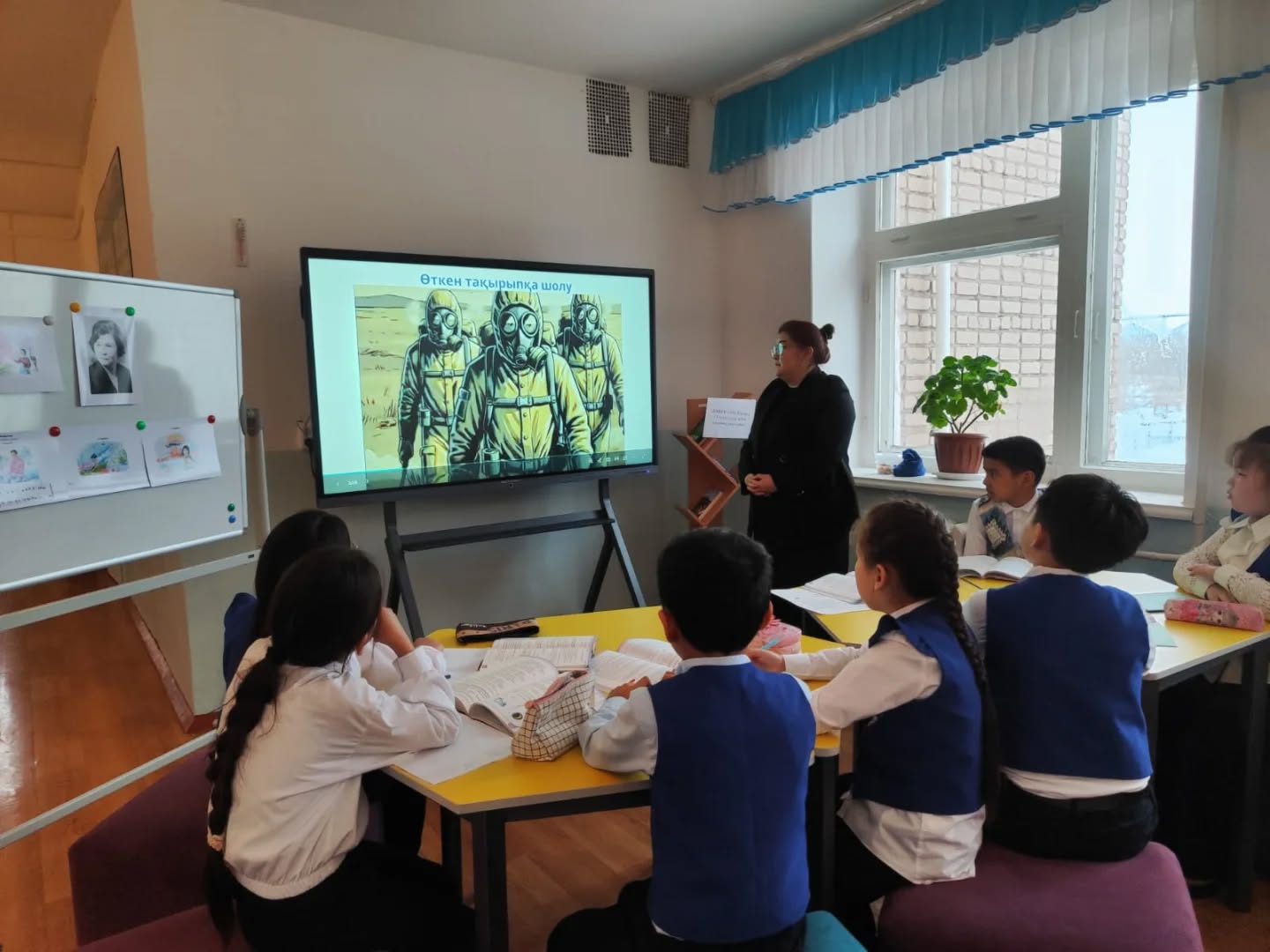 Саумалкөл қазақ орта мектебінде 17-наурыз күні "Эстетика" әдістемелік бірлестігі апталығының аясында музыка пәнінің мұғалімі - А.Ж.Балхаш музыка сабағынан 4 «Б» сыныбында «Ядролық жарысқа - «Жоқ» дейміз» тақырыбында ашық сабақ өткізді.