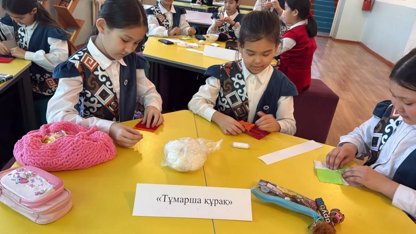 Саумалкөл қазақ орта мектебінде 12-наурыз күні "Эстетика" әдістемелік бірлестігі апталығының аясында технология пәнінің мұғалімі - Б.Д.Оразалина көркем еңбек сабағынан 5 «А» сыныбында «Құрақ құрау технологиясы,безендіру жолдары» тақырыбында ашық сабақ өтк