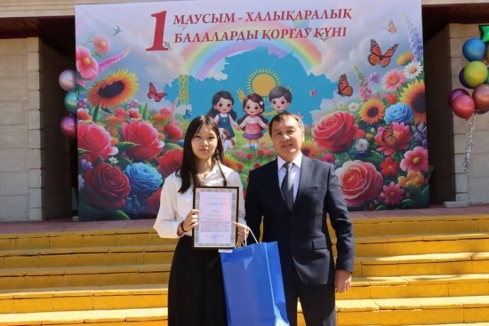 Аудан орталығындағы мәдениет үйі алдында 1 маусым 